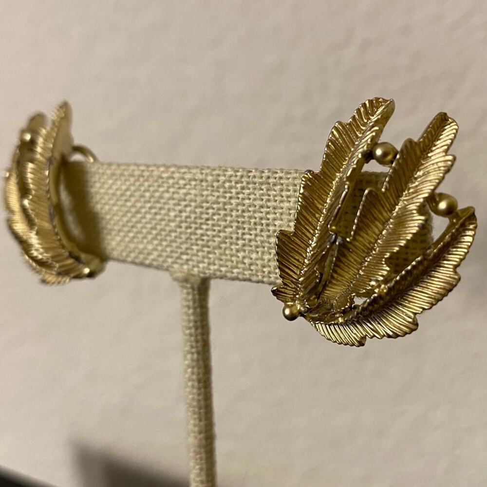 BSK Vinatge Gold Leaf Clip-on Earrings
